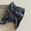 Retro dunkelblauer Paisley-Haargummi mit langem Schleifen-Detail und Denim-Textur - Marine Paisley Stil