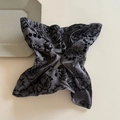 Vintage-Haargummi mit Paisleymuster und Seidentextur für Damenfrisuren im Alltag - Grau Paisley Stil