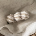Detalle de pinza para el pelo de felpa con pompones a rayas sobre tela de lino - Pinza Banana Peluche Pompones Blanco Leche