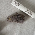 Grijze pluchen haarclip met bruine geruite strik en gouden handgemaakte label - Khaki Pluche Koffie Strik Stijl