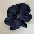 Dettaglio di un elastico per capelli in lana a maglia blu scuro con trama strutturata - Elastico a Strisce Blu Notte