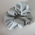 Scrunchie in maglia celeste con trama a coste verticali e design a pieghe morbide - Elastico per Capelli a Righe Blu