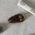 Detail van de pluizige bruine pluche haarclip met handgemaakt label en schattig beer - Koffie Pluche Druppel Beer Stijl