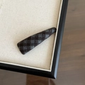 Vue détaillée de la barrette BB en tissu à carreaux gris foncé de style anglais - Pince Long Triangle Écossais Kaki