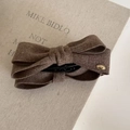 Elegante fermaglio per capelli a fiocco in maglia marrone con emblema dorato per coda di cavallo - Fermaglio a banana a fiocco / caffè