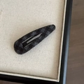 Détail de la pince à cheveux en tissu écossais vintage tons gris anthracite et noir - Pince Goutte d'Eau Écossais Kaki