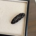 Détail d'une pince à cheveux goutte d'eau en velours gris foncé et son clip en métal - Pince Ovale Ajourée Écossais Kaki