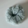 Vue détaillée de la texture douce en peluche sur le chouchou vert sauge en mohair - Vert
