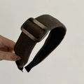 Dettaglio del cerchietto in maglia a spina di pesce con fibbia decorativa in ambra - Cerchietto Spina di Pesce Caffè (Fibbia Quadrata)