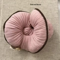 Coletero plisado rosa con borde marrón y etiqueta hecha a mano sobre lino - Coletero plisado rosa