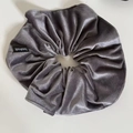 Minimalist grey velvet scrunchie for ponytails with a handmade label detail - Gray Flocking Style