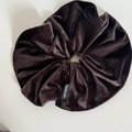 Chouchou élastique en velours marron foncé avec une étiquette tissée faite à la main - Style Flocage Brun