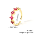 Anello dorato irregolare con quattro fiori rossi e design aperto regolabile - Fiore Rosso Oro (R01051-1)