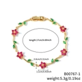 Elegante pulsera dorada con flores de circón rojo y hojas verdes en fondo blanco - Estilo de Flor Roja y Hoja Verde en Tono Dorado (B00767-1)
