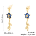 Eleganti orecchini a quadrifoglio dorati con petali blu sfaccettati e dettagli verdi - Stile Fiore Blu-Giallo Oro (E01904-7)