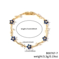 Pulsera de flores dorada con pétalos azules y circonitas brillantes estilo elegante - Estilo de Flor Azul Oscuro y Estrás Transparente en Tono Dorado (B00767-7)