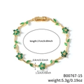 Elegante pulsera dorada con flores de circón verde y dijes de hojas, 17 cm - Estilo de Flor Esmeralda y Estrás Transparente en Tono Dorado (B00767-15)