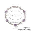 Pulsera de flores con circonitas púrpuras plateadas y detalles de 17 cm de longitud - Estilo de Flor Púrpura y Estrás Transparente en Tono Plateado (B00767-18)