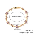 Elegante pulsera dorada con flores de circonita púrpura y detalles de hojas finas - Estilo de Flor Púrpura Oscuro y Estrás Púrpura en Tono Dorado (B00767-19)