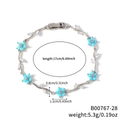 Pulsera de flores plateadas con pétalos azul cielo y especificación de 17 cm - Estilo de Flor Azul Cielo y Estrás Transparente en Tono Plateado (B00767-28)