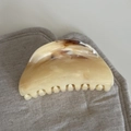 Dettaglio di un fermaglio per capelli marmorizzato marrone con finitura giallo crema e denti forti - Pinza a Tripla Conchiglia / Texture Ambra Gialla