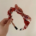 Detail eines roten Blumen-Haarreifens mit integrierten schwarzen Kammzähnen zum Styling - Roter Paisley Schleife Haarreif (3#)
