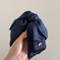 Eleganter dunkelblauer Satin-Schleifen-Haarreif mit Goldplakette und Knotendesign - Schleife Haarklammer / Dunkelblau