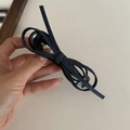 Detailopname van een blauwe denim bananenklem met strik en het interne grijpmechanisme - Strik bananenklem / Donkerblauw