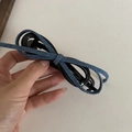 Minimalistische bananenklem met blauwe denim strik en een zwarte glanzende finish - Strik bananenklem / Lichtblauw