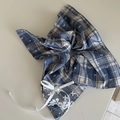 Detail van blauwe geruite scrunchie met kant borduurwerk, lint strik en parel - Kant Parel Strik Stijl / Blauw/Wit Geruit