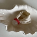 Elastico per capelli bianco sporco con dettaglio all'uncinetto rosso in un piatto a conchiglia - Elastico Bianco Litchi