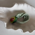 Dettaglio dell'elastico per capelli avocado con tessuto arricciato verde e ciondolo - Elastico Verde Avocado