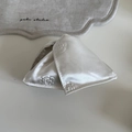 Französische Haarspange aus Satin mit geprägtem Kamelienblütenmuster in Cremeweiß - Weiße Blume