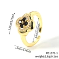Anillo abierto de trébol dorado con piedras negras y detalles de circón rosa - Flor de Circonia Negra Dorada (R01071-1)