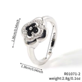 Anillo de trébol plateado con piedras negras y pavé de circonitas banda ajustable - Flor de Circonia Negra Plateada (R01071-2)