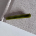 Eleganter olivgrüner Haarclip aus Acetat in unregelmäßiger Form auf Leinen - Grüne Textur Entenschnabel-Clip