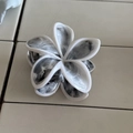 Detailaufnahme der Frangipani-Haarklammer mit schwarz-weißer Marmorierung aus Acetat - Schwarze Farbverlauf (6036276402856) / Schwarze Blume