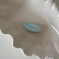 Macro de una pinza de pelo ovalada azul claro con lentejuelas blancas en un plato blanco - 4# Pinza de Pelo Ovalada Azul