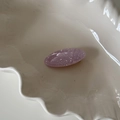 Detalle de una pinza para el pelo de resina con purpurina lila en plato blanco - 3# Pinza de Pelo Ovalada Morada