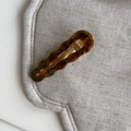 Dettaglio di un fermaglio per capelli tartarugato con clip in metallo dorato e logo - Clip a Becco d'Anatra Ondulata Blu Tartaruga