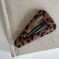Makroaufnahme der dreieckigen Haarspange mit Leopardenmuster, Samttextur und Metallclip - 5# Leopard Großer Dreieck Clip