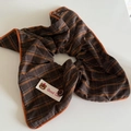 Elastico per capelli retrò a righe marroni con etichetta orso e bottone - Elastico Orsetto Righe Cachi