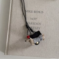 Détail du pendentif teckel en tissu marron avec des vêtements à carreaux noirs et blancs - Style Chien Pomme Petit Carreaux Noir et Blanc (3#)