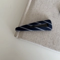 Dunkelblauer gestreifter Stoff-Haarclip in Dreiecksform auf beigem Leinenstoff - Blau Gestreifter Hohl Kleiner Dreieck Clip