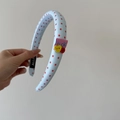 Détail du serre-tête en tissu bleu clair à pois avec boutons décoratifs et étiquette tissée - Serre-tête Bleu Rouge à Pois (1#)