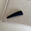Detailansicht der dunkelblauen gestreiften Haarspange auf minimalistischem Stoff - Solid Marineblau Massiv Dreieck Clip