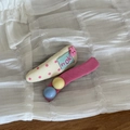Détail macro de barrettes pour enfants avec pois roses et tête de lapin sur tissu blanc - Style Blanc Bleu à Pois Vague Rose (5#)
