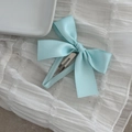 Detail von hellblauer Satin-Schleifen-Haarklammer mit silbernem Metall-BB-Clip - Blau