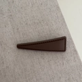 Matter dunkelbrauner geometrischer Dreieck-Haarclip mit minimalistischer Ledertextur - Braun