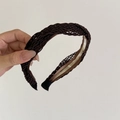 Gros plan détaillé du bandeau tressé marron foncé avec une texture torsadée - Kaki